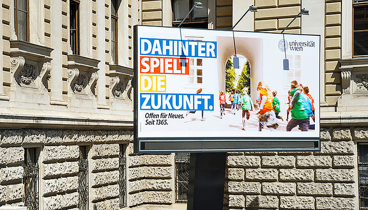 Billboard mit Sujet "Dahinter spielt die Zukunft"
