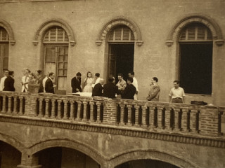 Foto Empfang Gäste am Balkon des Institut Francais de Barcelone