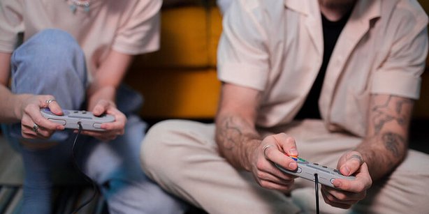 Zwei Menschen beim Videospielen