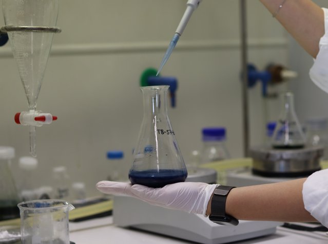 Picture of the preparation of a stability test.