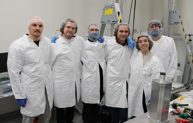 Bild des Kernteams des Projekts direkt nach der Endmontage der Satellitennutzlast.