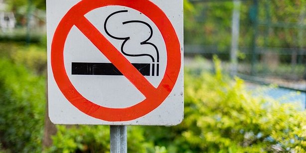 Zu sehen ist ein Nicht-Rauchen-Schild.