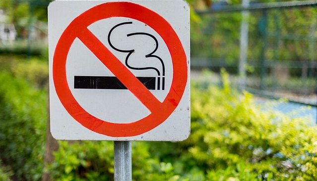 Zu sehen ist ein Nicht-Rauchen-Schild.