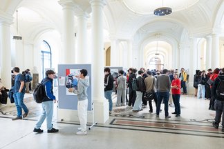 Eingangsbereich der Veranstaltung mit vielen Personen