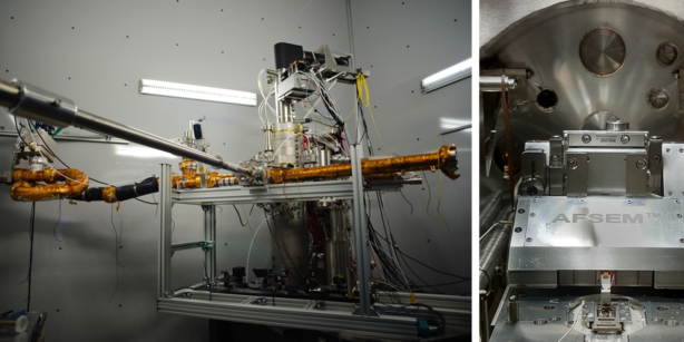 Fotoaufnahmen der verwendeten Mikroskope. Links: Das 3m hohe Rastertransmissionselektronenmikroskop Nion Ultra STEM 100 von Bruker Corporation welches über die luftleeren Metallröhren an das restliche System angebunden ist. Rechts: Blick in die luftleere Kammer, die das 11cm breite Rasterkraftmikroskop AFSEM von Quantum Design GmbH enthält.