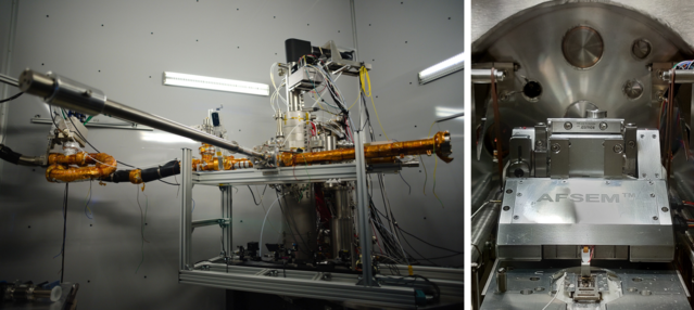Fotoaufnahmen der verwendeten Mikroskope. Links: Das 3m hohe Rastertransmissionselektronenmikroskop Nion Ultra STEM 100 von Bruker Corporation welches über die luftleeren Metallröhren an das restliche System angebunden ist. Rechts: Blick in die luftleere Kammer, die das 11cm breite Rasterkraftmikroskop AFSEM von Quantum Design GmbH enthält.