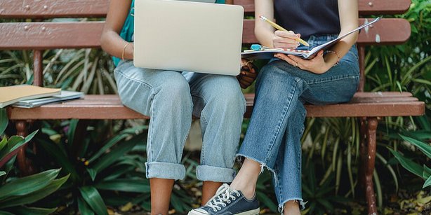 Menschen auf einer Bank