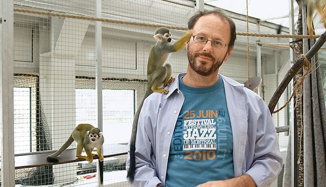 Foto von Tecumseh Fitch mit Affen