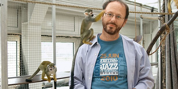 Foto von Tecumseh Fitch mit Affen