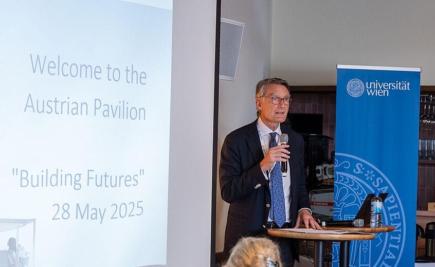 Rector Schütze holds a presentation