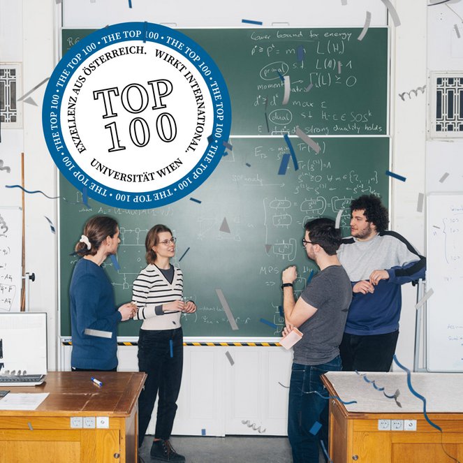 Foto von Hörsaal mit Badge "Uni Wien Ranking Top 100"