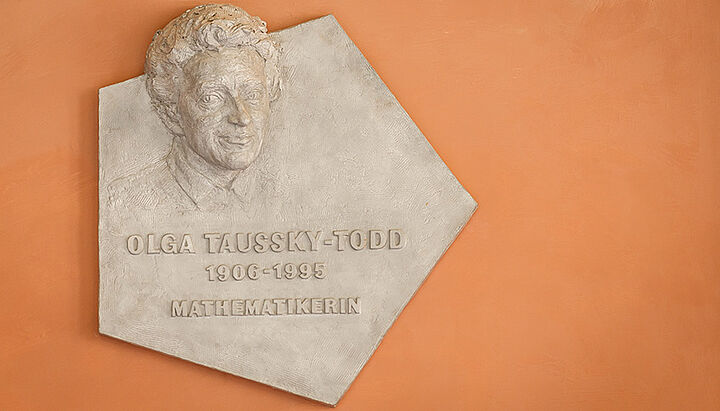 Denkmal von Olga Taussky-Todd im Arkadenhof