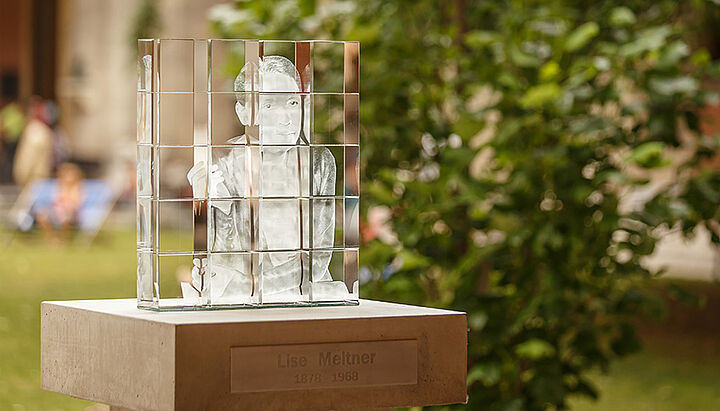 Denkmal von Lise Meitner im Arkadenhof