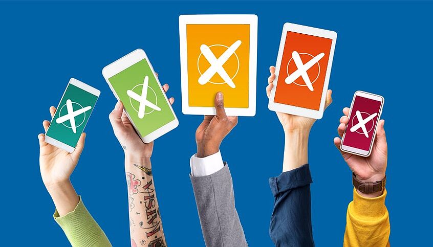 C: Universität Wien Fünf Hände halten digitale Geräte wie Smartphones oder Tablets hoch
