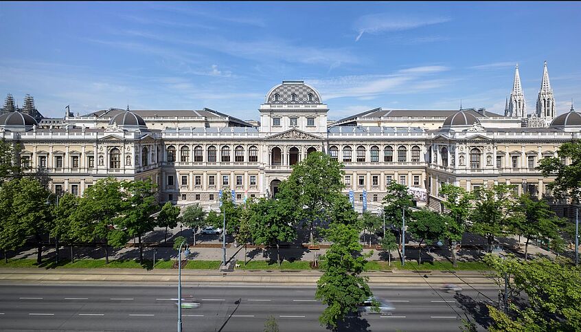Photo of the main building of the University of Vienna external view