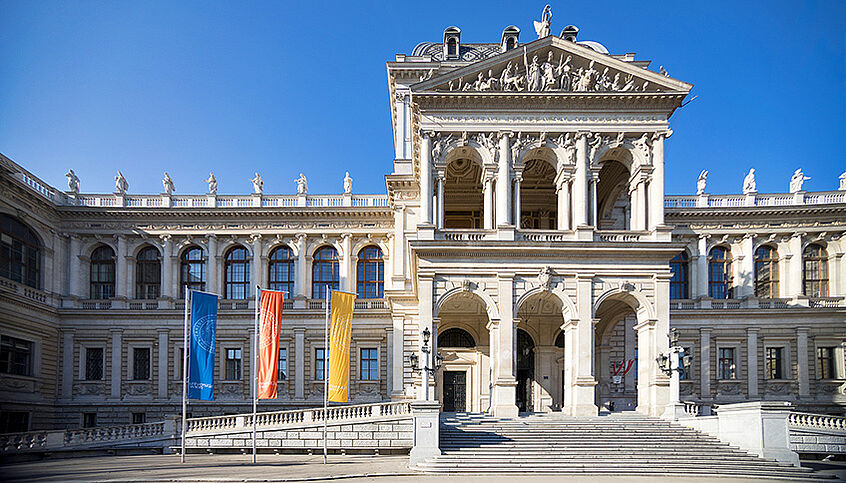 Frontansicht des Hauptgebäudes der Universität Wien