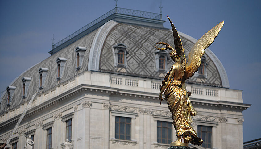Die vergoldete Victoria am Liebenbergdenkmal setzt dem Hauptgebäude der Universität Wien den Lorbeerkranz auf.