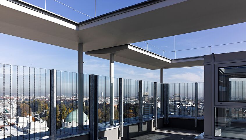 (C)Gehard Sengmüller Foto vom Dach des Oskar-Morgenstern-Platzes. Zu sehen ist die Dachterrasse - im Hintergrund der Donaukanal mit Bäumen und Gebäuden