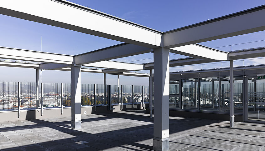 Die Sky Lounge der Universität Wien ist gezeigt. Es handelt sich um einen Raum mit einer Dachterrasse.
