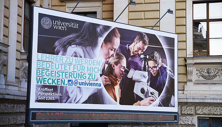 Billboard vor dem Hauptgebäude der Uni Wien mit dem Slogan: "Lehrer zu werden bedeutet für mich Begeisterung zu wecken"