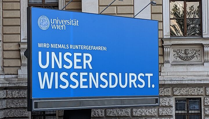 Foto des Billboards mit dem Text "Wird niemals runtergefahren: Unser Wissensdurst."