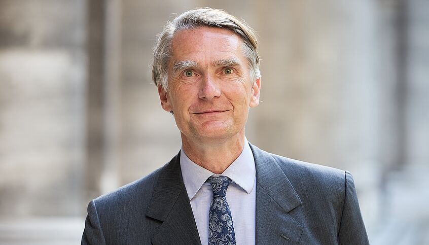 (C) Johannes Hloch Portraitfoto von Sebastian Schütze, Rektor der Uni Wien