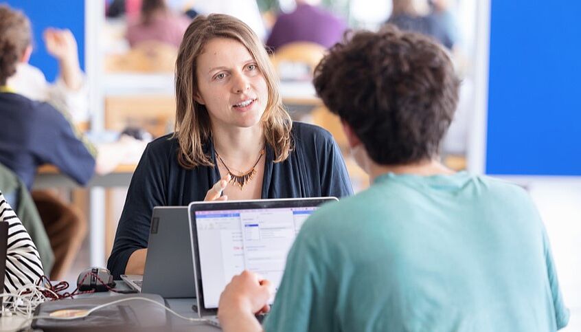 C: derknopfdruecker Studierende, die sich unterhalten