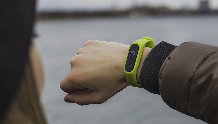 (C) Pixabay Foto von Handgelenk mit gelber Smart Watch