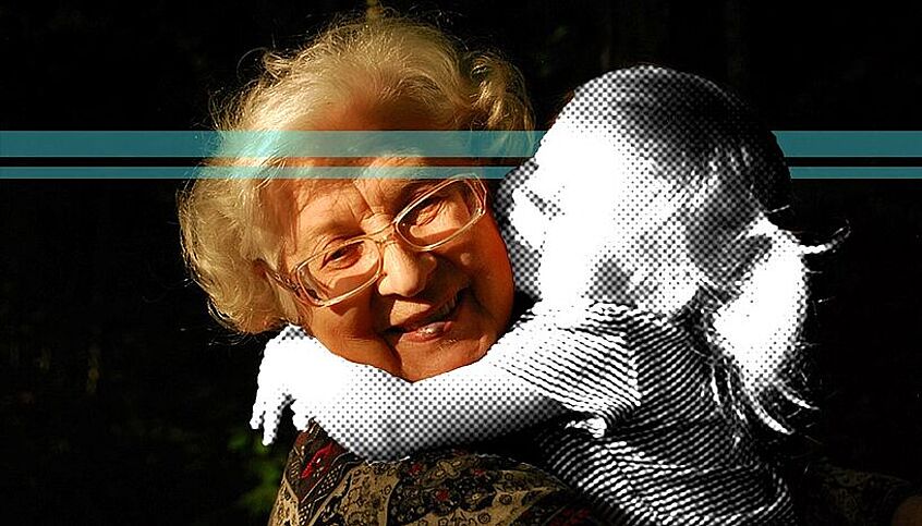 Eine ältere Frau umarmt ein kleines Mädchen
