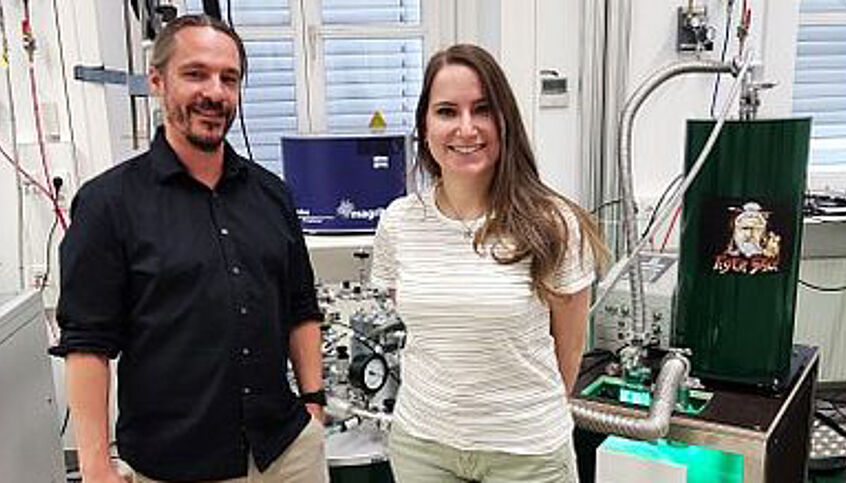 © D. Kurzbach, L. Epasto Co-author Dennis Kurzbach and first author Ludovica M. Epasto in front of the hyperpolarisation device.
