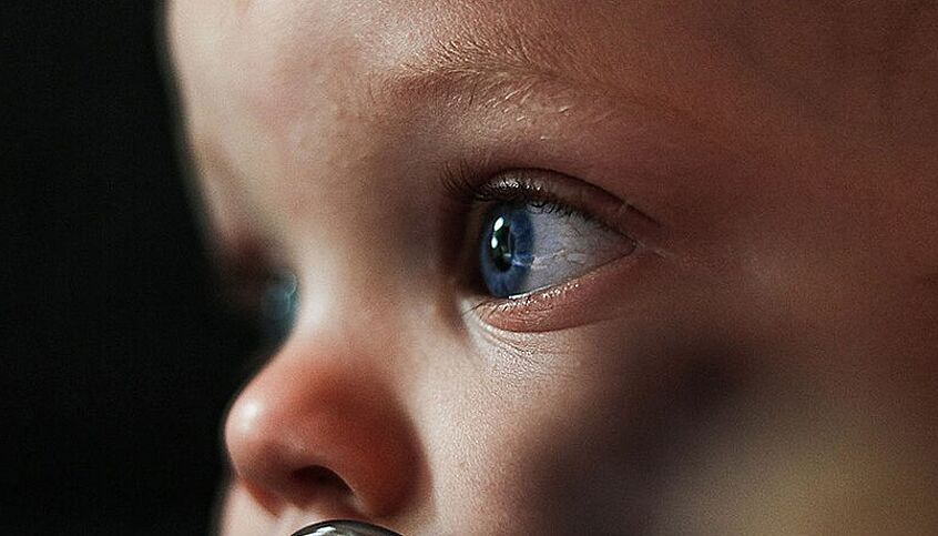 © Max Leveridge via Unsplash Nahaufnahme eines Babygesichtes. Im Fokus sind die blauen Augen.