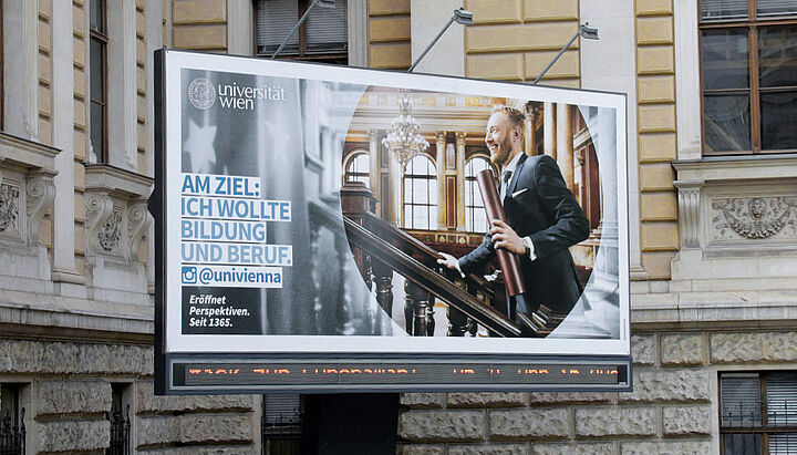 Billboard vor dem Hauptgebäude der Uni Wien mit dem Slogan: "Am Ziel. Ich wollte Bildung und Beruf."