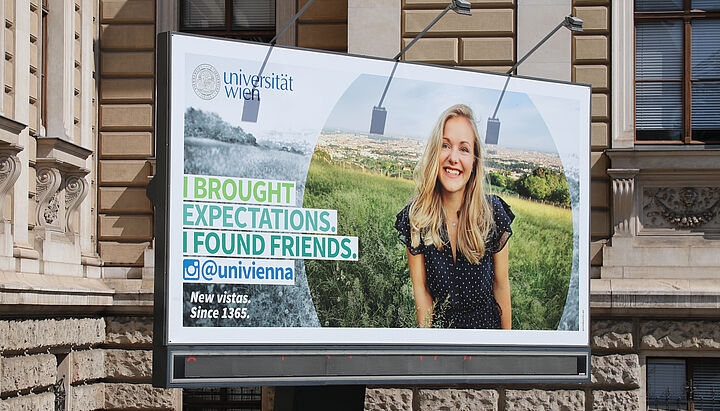 Billboard vor dem Hauptgebäude der Uni Wien mit dem Slogan: "I brought expectations. I found friends."