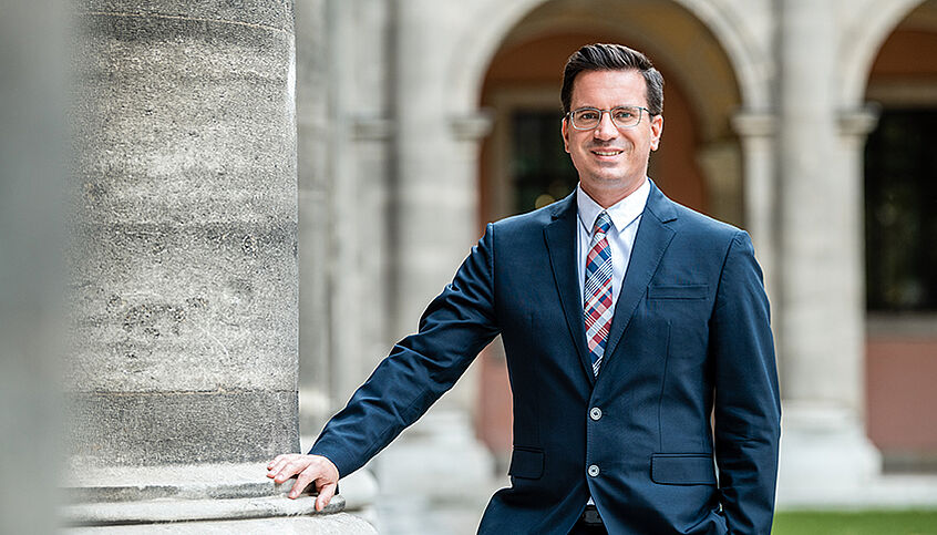 © Klaus Ranger Portraitfoto von Andreas Kowatsch im Arkadenhof der Universität Wien