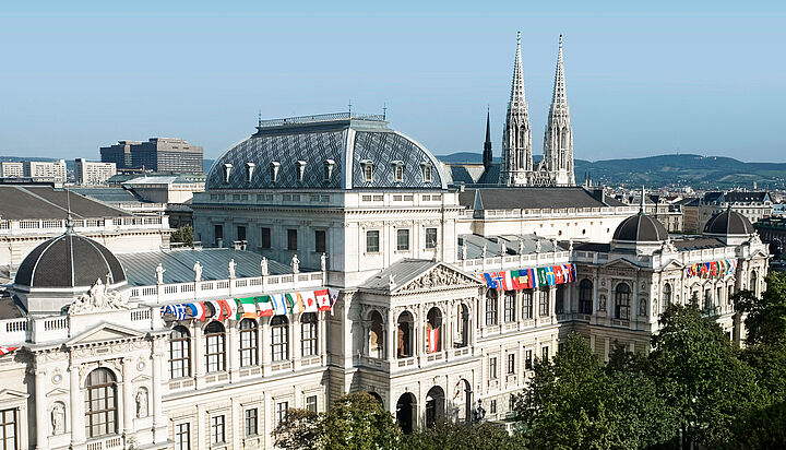 Hauptgebäude mit verschiedenen Flaggen