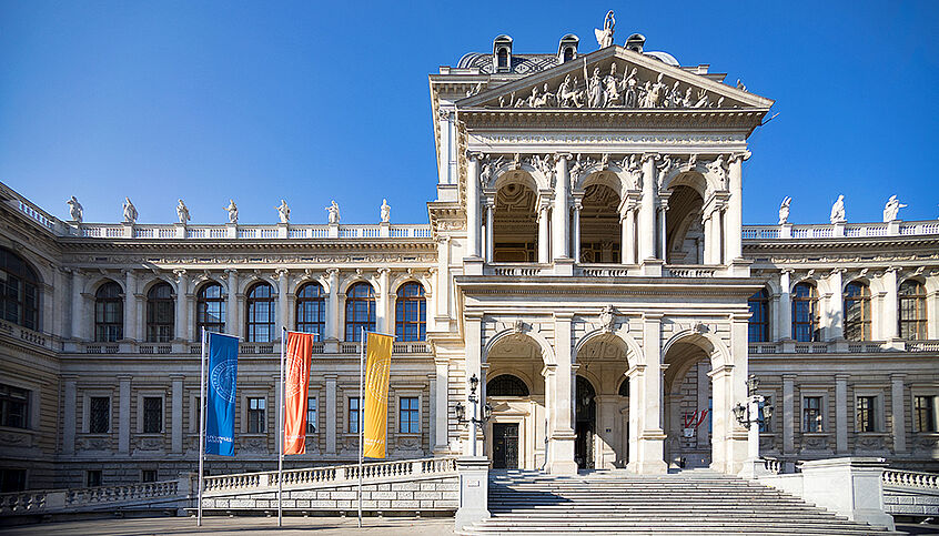 © Alex Schuppich Frontansicht des Hauptgebäudes der Universität Wien