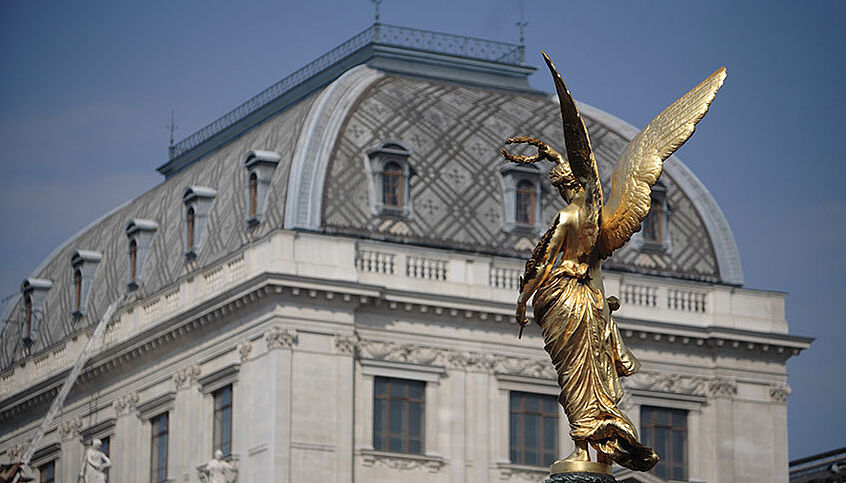 © Georg Herder Hauptgebäude Universität Wien, Detailansicht vom Dach mit goldener Statue