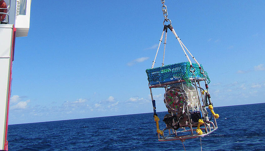 © Chie Amano Der "In Situ Microbial Incubator” wird zu Wasser gelassen, um in 4.000 m Tiefe die Bakterienaktivität unter den dort herrschenden Druckbedingungen (400 bar) zu messen.