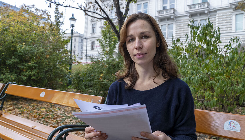 © Benjamin Furtlehner Clara Holzinger sitzt auf einer Parkbank