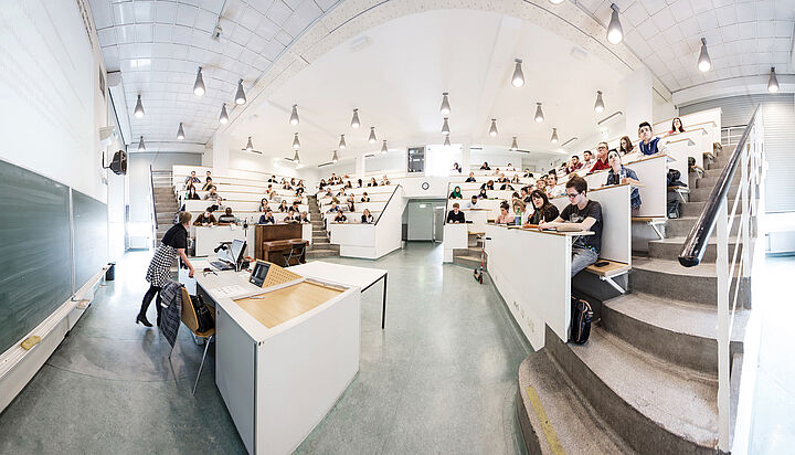 Lehrender bei Vortrag im Hörsaal