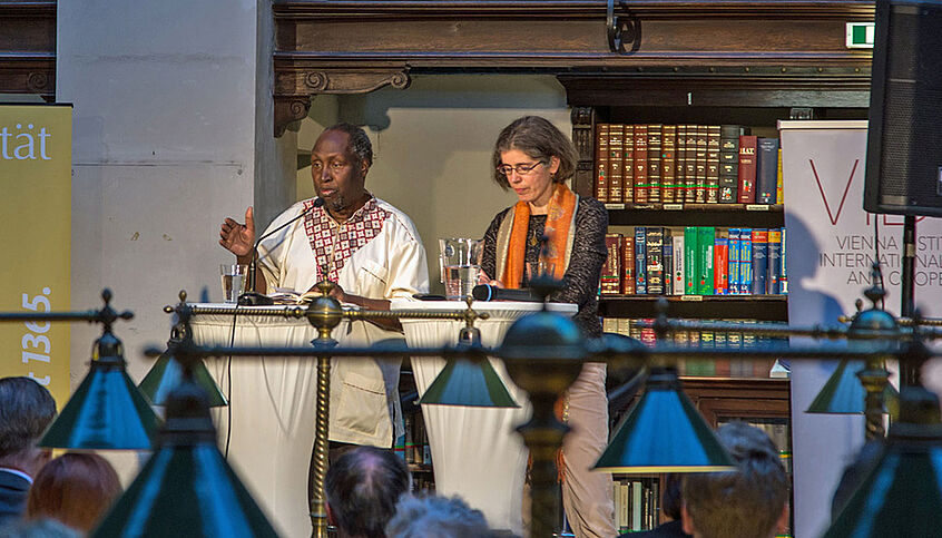 © E. Christiansen Ngugi wa Thiong'o und Martina Kopf bei einer Lesung an der Universität Wien 2017
