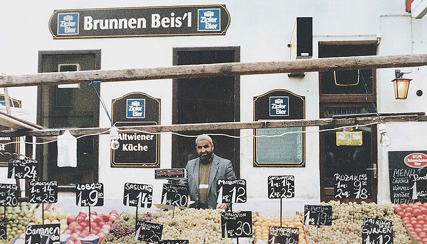 © Cornelia Dlabaja Markststandler am Brunnenmarkt hinter seinem Gemüsestand