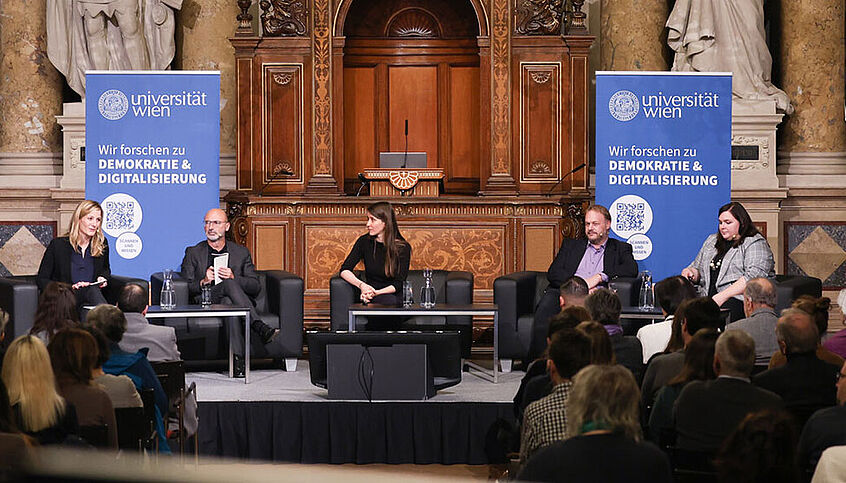 © derknopfdruecker.com Podium mit Diskussionsteilnehmerinnen