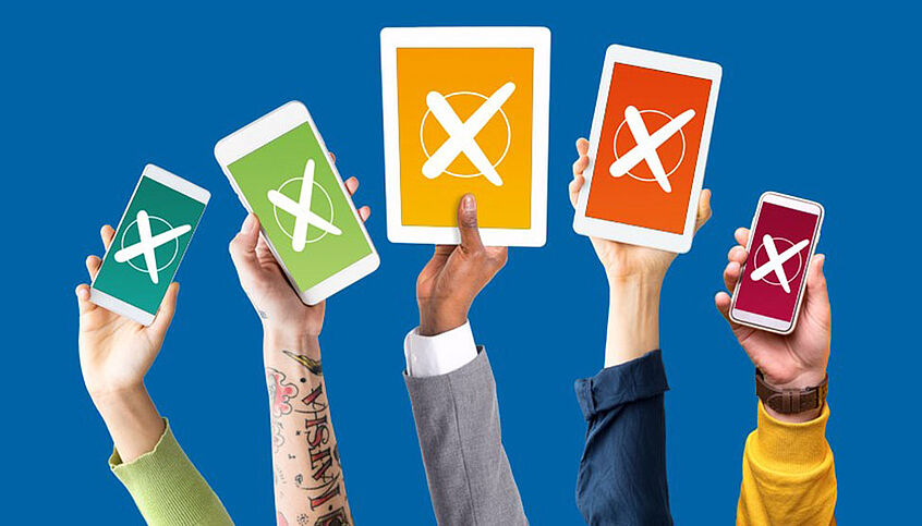 © Universität Wien Sujet Semesterfrage: Hände mit Smartphones in die Luft gestreckt