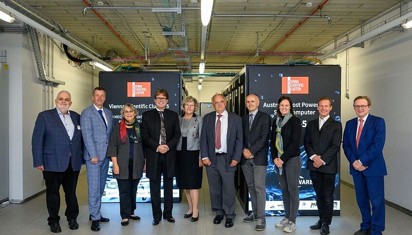 © TU Wien / Matthias Heisler Wissenschaftsminister Martin Polaschek (4.v.l.), Uni Wien Rektor Heinz Engl (6.v.l.), Uni Wien Vizerektorin Regina Hitzenberger (3.v.l.) und TU-Rektorin Sabine Seidler (5.v.l.) mit der "VSC-Familie" vor dem neuen Supercomputer.