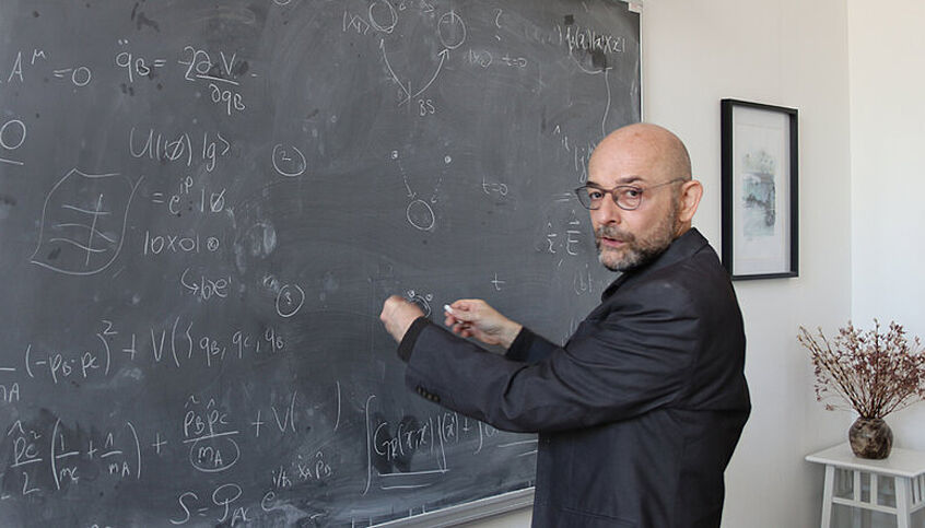 (c) Daniel Schenz Caslav Brucker schreibt auf eine Tafel