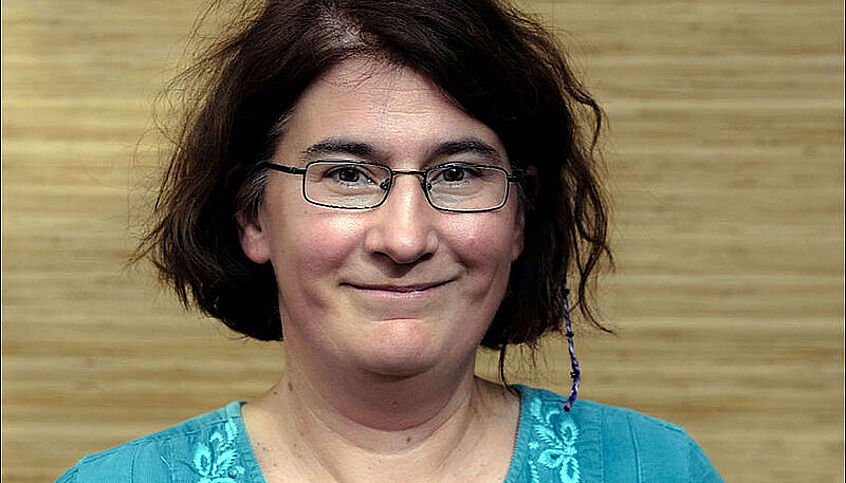 Professorin Kriszta Eszter Szendrői trägt eine Brille und ein blaues Shirt. Sie hat kurze rot-braune Haare.