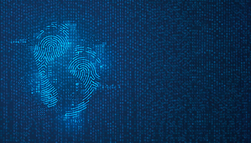 © Jackie Niam via Shutterstock Vor dem Hintergrund vieler "1" und "0" leuchten zwei Fußabdrücke hervor, die mit einem Fingerabrucksmuster gefüllt sind.