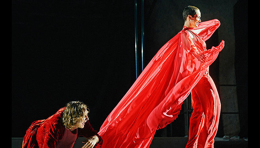 Hugo von Hofmannsthals: Jedermann. Salzburger Festspiele, 2021; Lars Eidinger (Jedermann), Verena Altenberger (Buhlschaft) mit rotem Kleid