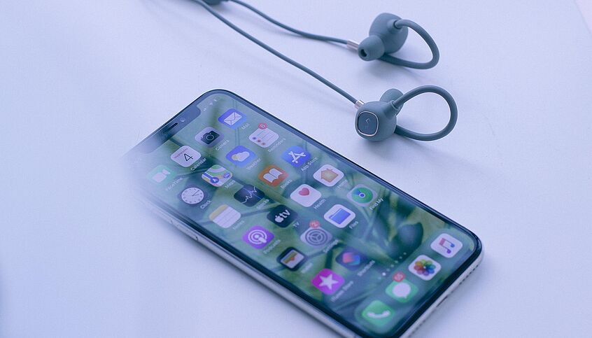 (c) pixabay Ein Smartphone und Kopfhörer